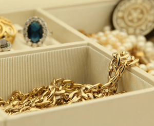How to Store Necklaces Without Tangling